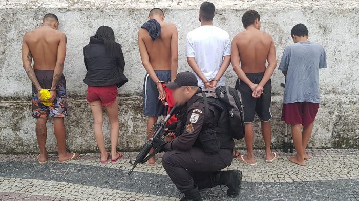 Prisão e apreensão de drogas e armas durante ação de combate ao crime em Angra dos Reis 
